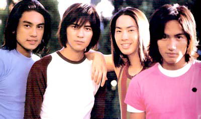 2001年四个人一块儿出演青春偶像剧《流星花园》在台湾爆红,伴随着