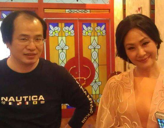 于文华经历了两段婚姻，现任老公名叫李年