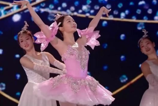 关晓彤钟楚曦金鸡奖同台跳舞，身材对比明显，但表演依旧值得鼓励