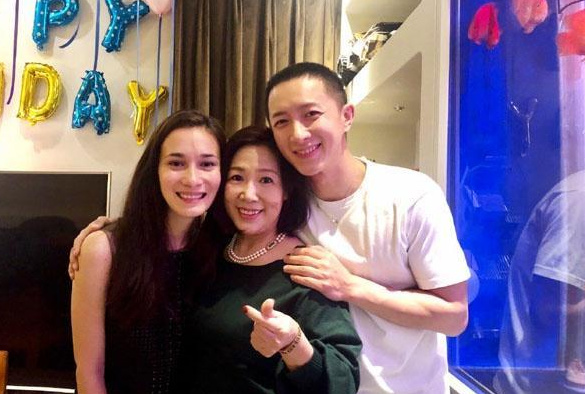 网曝韩庚卢靖姗将于十二月闪婚？网友曝光结婚请柬，网友提前祝福