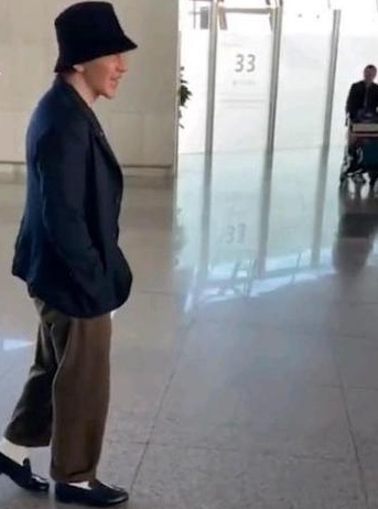 网友机场偶遇刘谦，本人亲口回应不会登上今年的春晚，网友表示遗憾