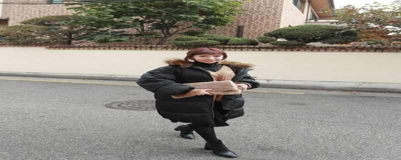黑色袄子配什么颜色的毛衣