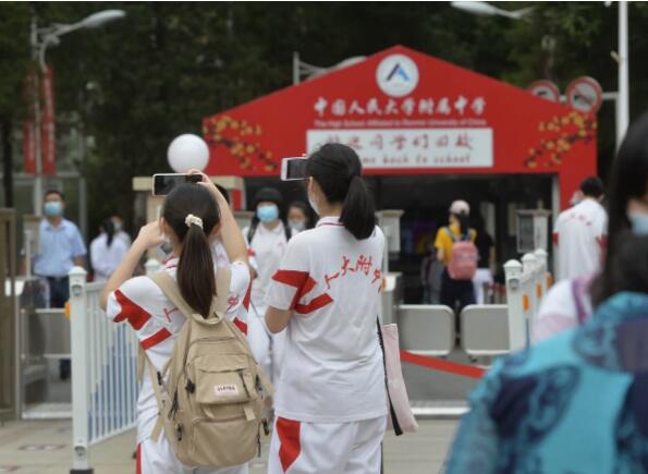 北京高三学生提前道别，我们高考时再见