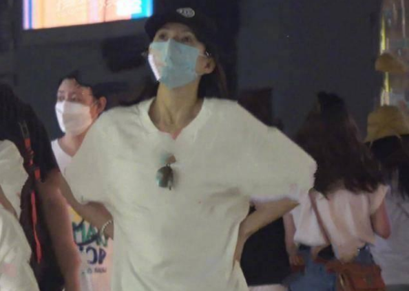 章子怡正面否认自己再怀孕,右手摸着肚子直呼:“看有多薄”! 章子怡正面否认自己再怀孕,右手摸着肚子直呼:“看有多薄”!