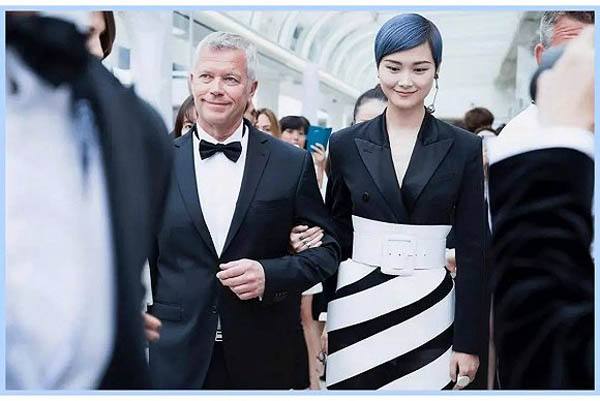 李宇春老公简历,嫁豪门老头,又是一个进入豪门捞金的女星?李宇春为什么这么火 李宇春老公简历,嫁豪门老头,又是一个进入豪门捞金的女星?李宇春为什么这么火