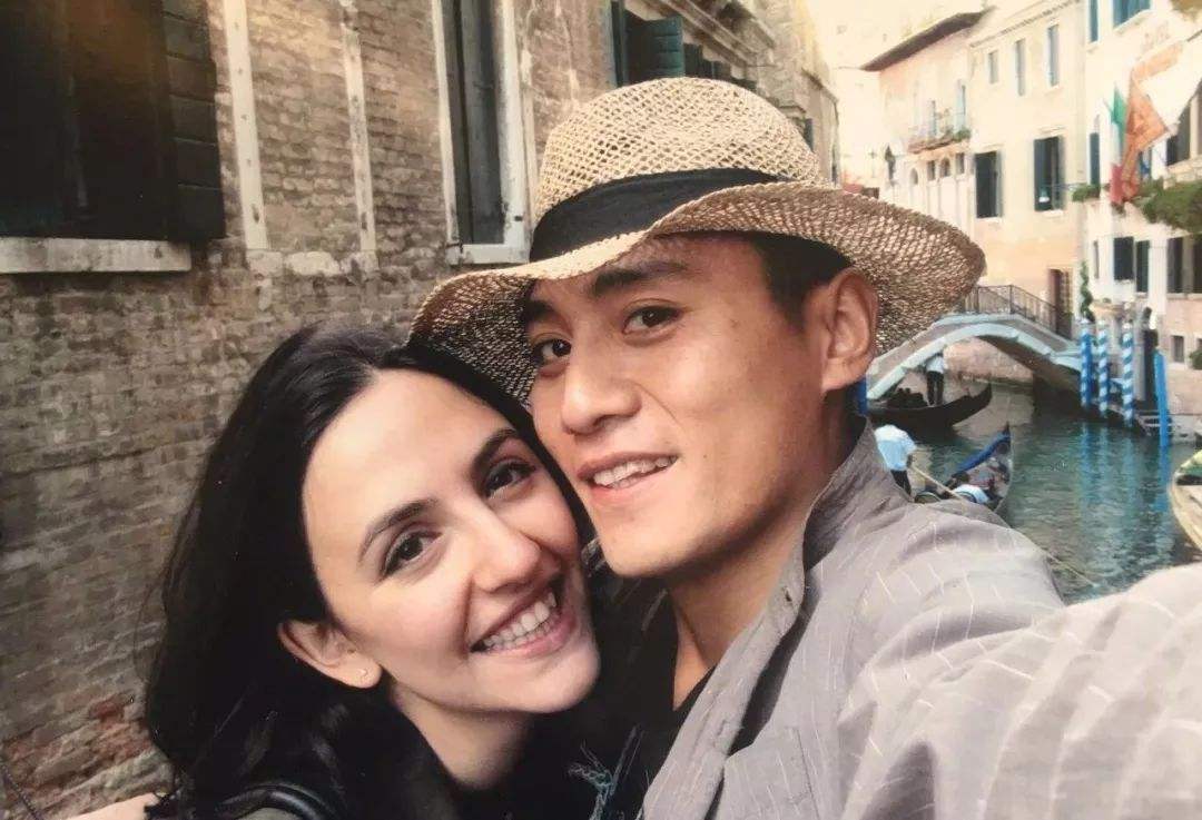 刘烨妻子是谁,两人是怎么认识的,为了她多年不工作!