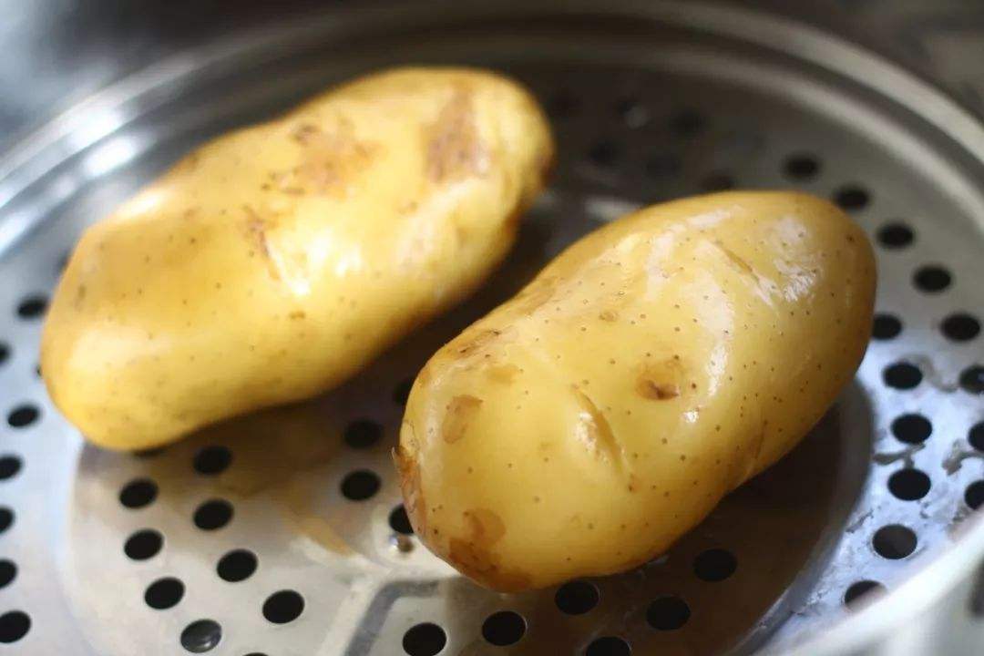 蒸土豆需要多久，要削皮吗？蒸土豆替代白米饭，让你的体重降下来！