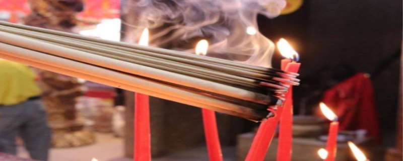 上香的时间一般在什么时间 上香时被香灰烫了手是什么意思