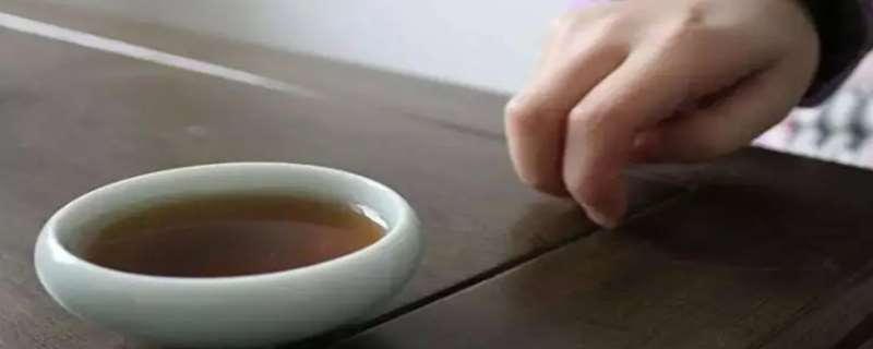 反手倒酒什么意思，倒酒时用手指敲桌子是什么意思