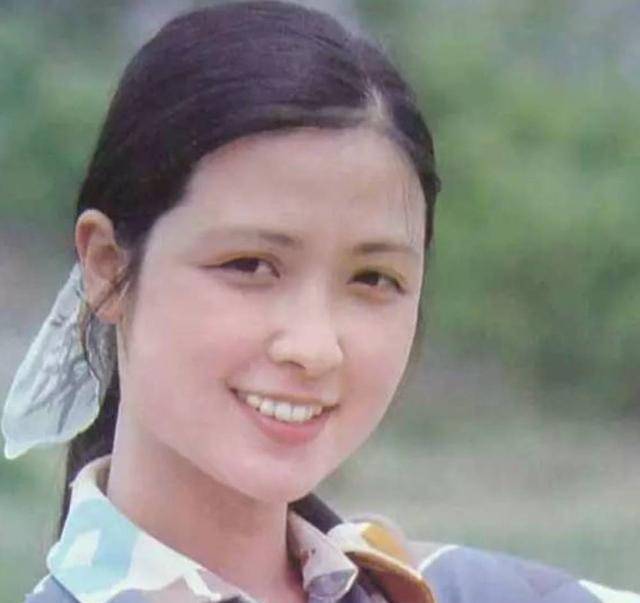 87《红楼梦》她长得很洋气，上妆后秒变古典美女，前后判若两人