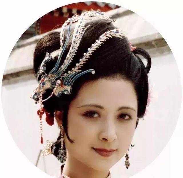 87《红楼梦》她长得很洋气，上妆后秒变古典美女，前后判若两人