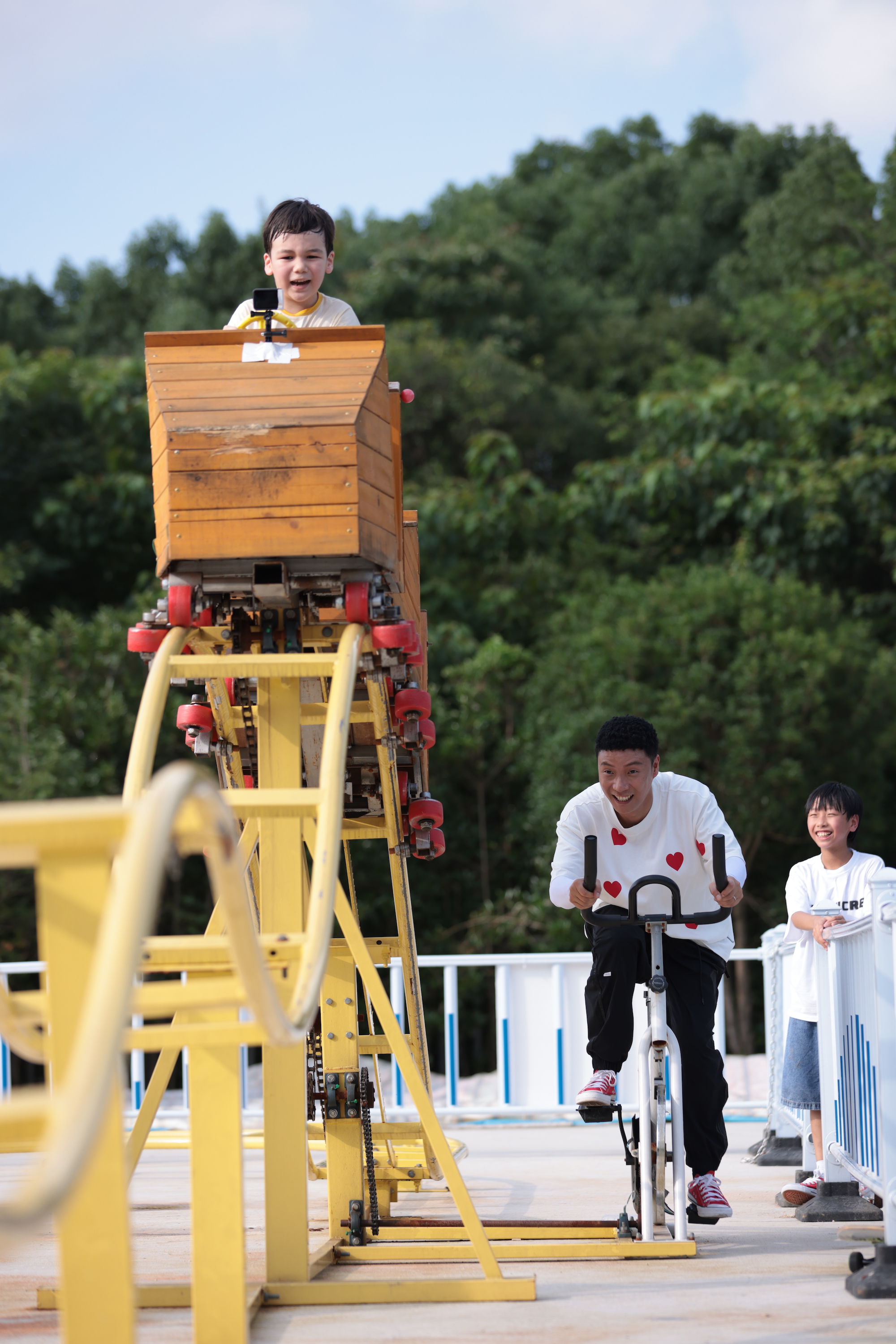 《爸爸当家》首次全员团建，允儿玩滑索被肖杰“按头”勇敢