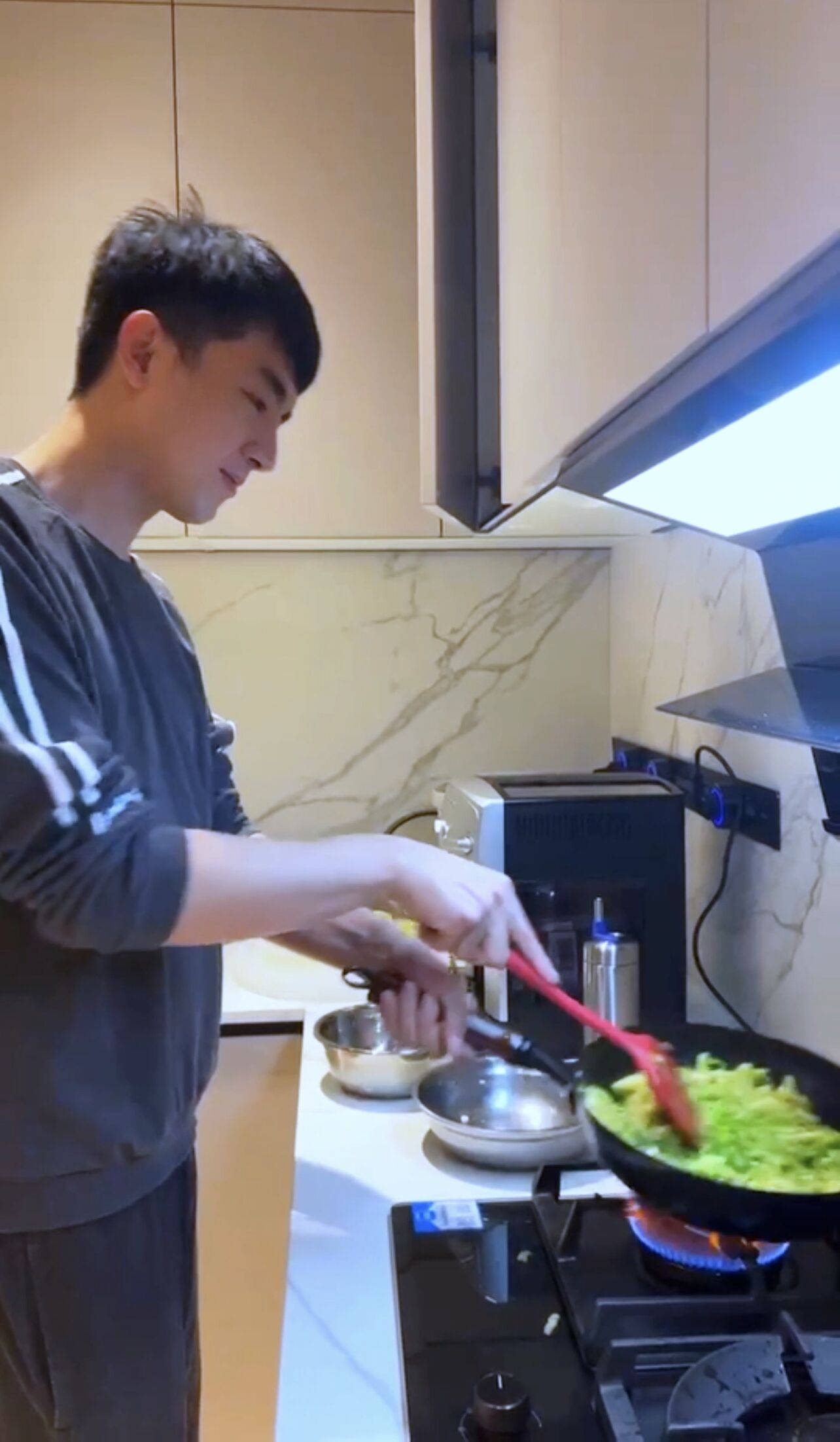 林更新“厨神”回归  分享做饭视频引热议