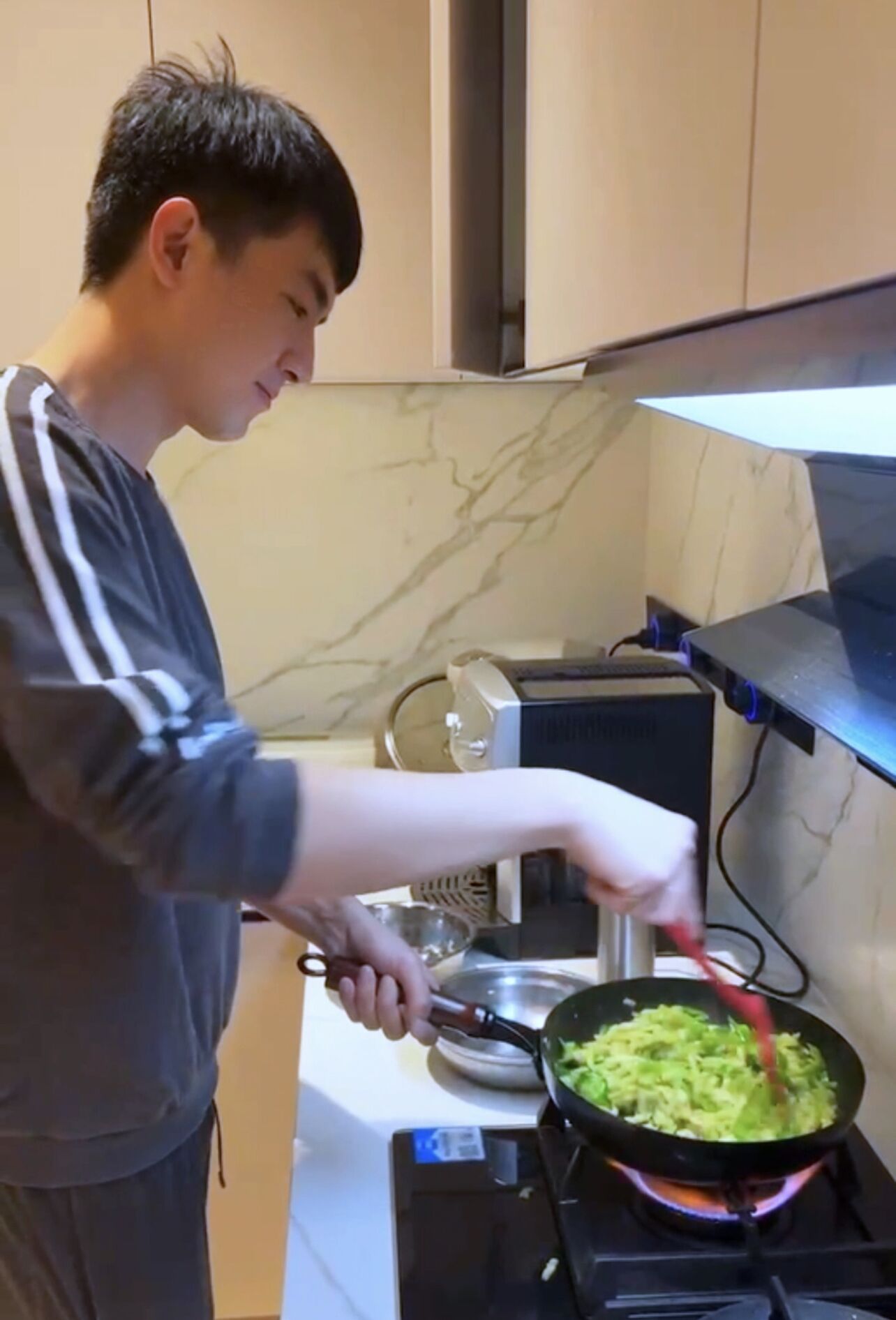 林更新“厨神”回归  分享做饭视频引热议