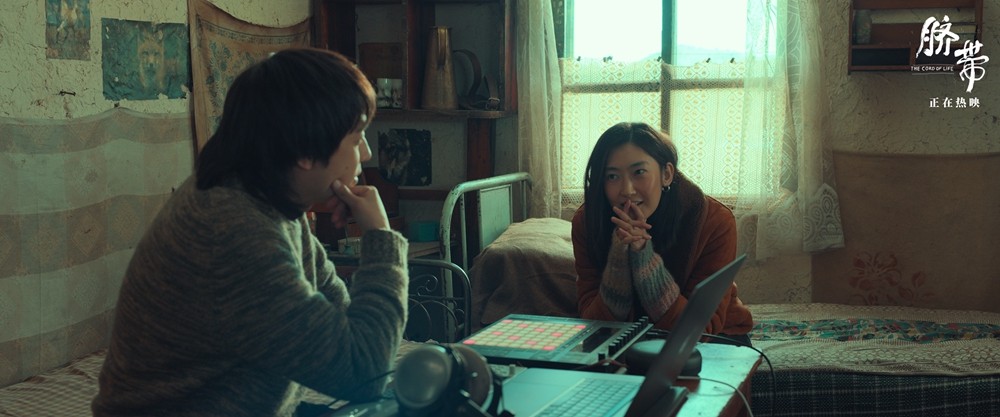 电影《脐带》曝“笑着告别”片段 高分催泪疗愈之作正在热映 电影《脐带》曝“笑着告别”片段 高分催泪疗愈之作正在热映