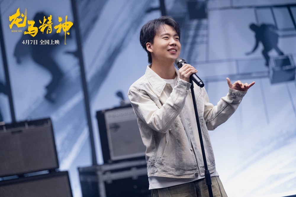电影《龙马精神》发布推广曲《真心英雄》MV 成龙郭麒麟重唱经典感动加倍 电影《龙马精神》发布推广曲《真心英雄》MV 成龙郭麒麟重唱经典感动加倍