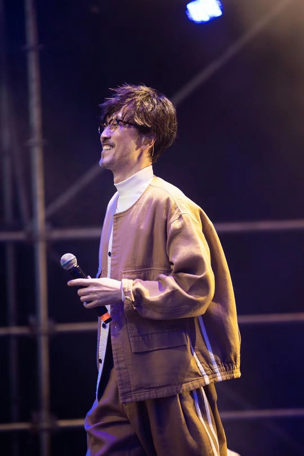 周传雄音乐节首秀压轴献唱 四十分钟全程大合唱引爆成都麦田 周传雄音乐节首秀压轴献唱 四十分钟全程大合唱引爆成都麦田